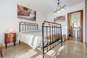 5 bedrooms, iron/ironing board, bed sheets