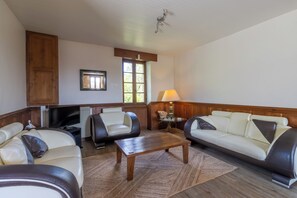 Tv, eldstad och ett bordtennisbord