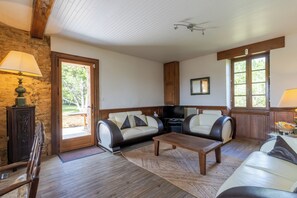 Tv, eldstad och ett bordtennisbord