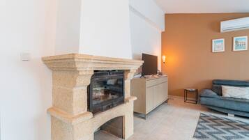 TV, fireplace