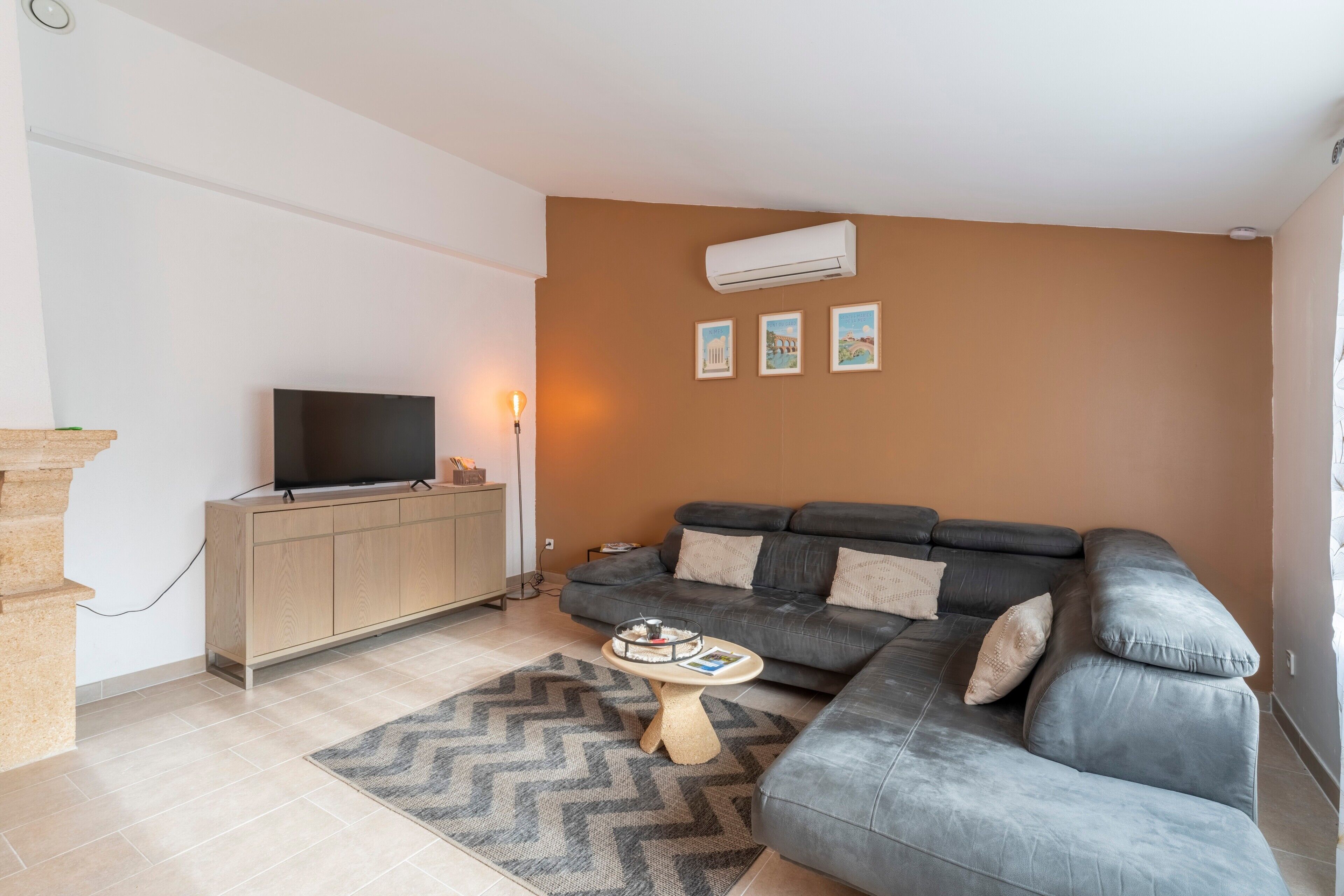 Télévision, cheminée