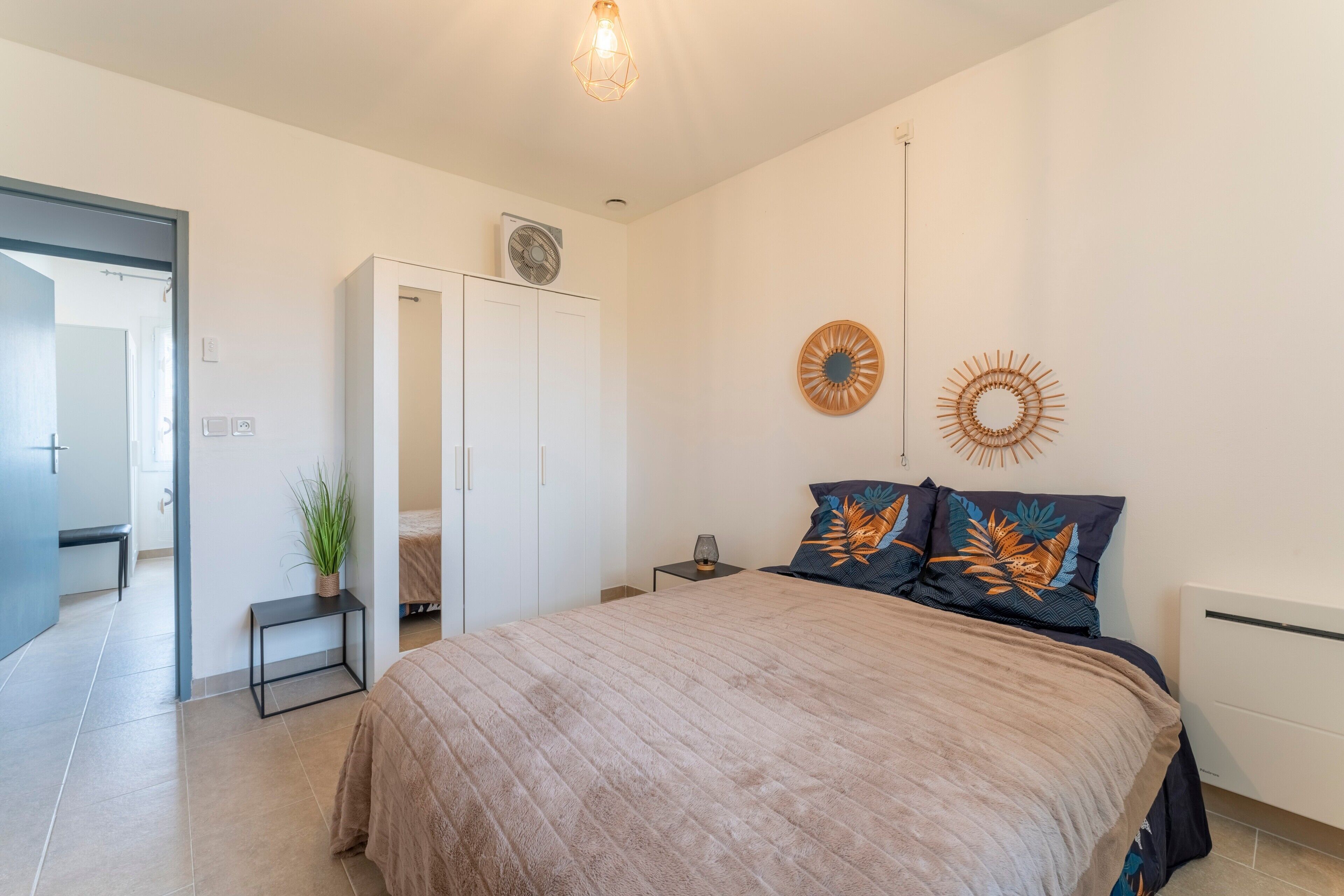 2 habitaciones, tabla de planchar con plancha y ropa de cama 