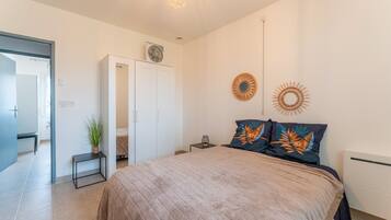 2 slaapkamers, een strijkplank/strijkijzer, beddengoed