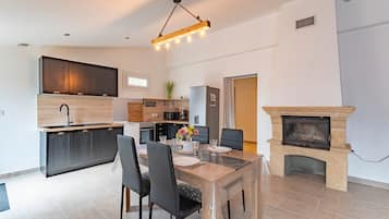 Réfrigérateur, micro-ondes, four, plaque de cuisson