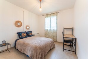 2 dormitorios, tabla de planchar con plancha, ropa de cama