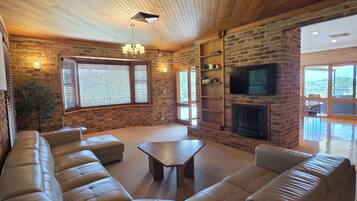 TV connectée, cheminée, baby-foot, table de tennis de table