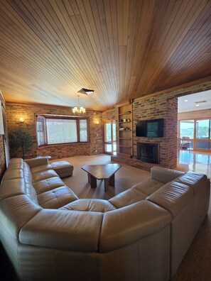 TV connectée, cheminée, baby-foot, table de tennis de table