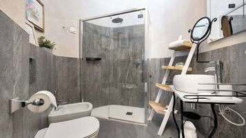 Doccia, asciugacapelli, asciugamani