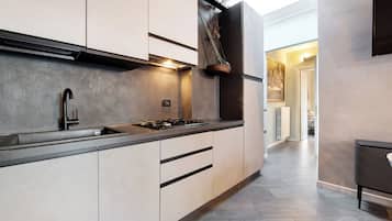 Refrigerador, microondas, placa de cocina, cafetera/tetera
