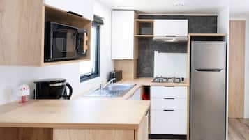 Coffee/tea maker, fridge, microwave, stovetop