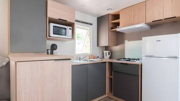 Een koelkast, een microgolfoven, een kookplaat