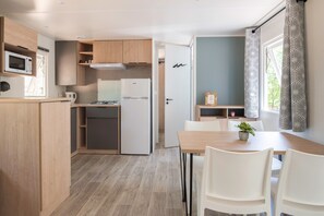Fridge, microwave, stovetop, coffee/tea maker - Mobile Home 'Mobilhome Confort 4 Personnes 64' with Private Terrace, Private Garden and Wi-Fi (Bretagne-d'Armagnac)