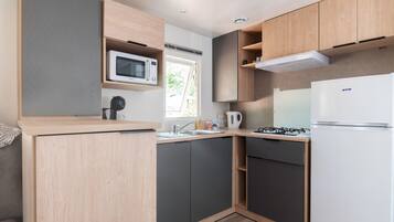 Een koelkast, een microgolfoven, een kookplaat