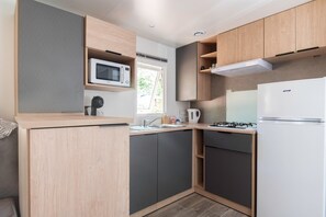 Fridge, microwave, stovetop, coffee/tea maker - Mobile Home 'Mobilhome Confort 4 Personnes 64' with Private Terrace, Private Garden and Wi-Fi (Bretagne-d'Armagnac)