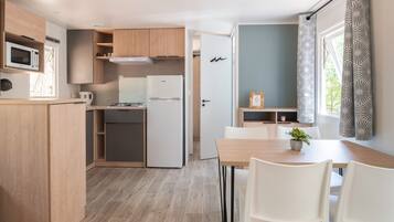 Fridge, microwave, stovetop, coffee/tea maker