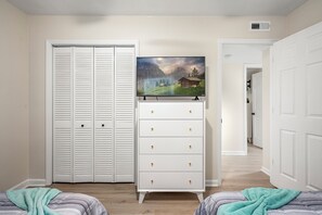 3 bedrooms, WiFi, bed sheets - Charlottle Jacuzzi side oasis (Charlotte)