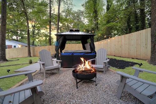 Charlottle Jacuzzi side oasis  