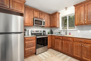 Private kitchen - Charlottle Jacuzzi side oasis (Charlotte)