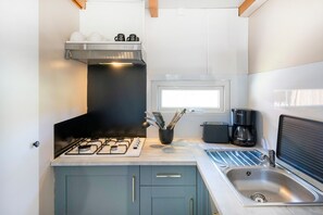 Cafetière/bouilloire, réfrigérateur, micro-ondes, plaque de cuisson