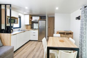 Refrigerador, microondas, parrilla de estufa y cafetera y tetera