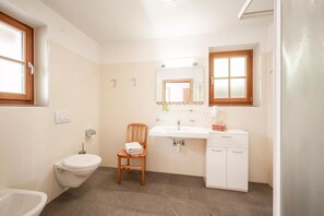 Shower, hair dryer, towels - Apartment 'Rieplechn App Bergblick' with Mountain View, Shared Garden and Wi-Fi (Sand in Taufers)