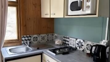 Fridge, microwave, stovetop, coffee/tea maker