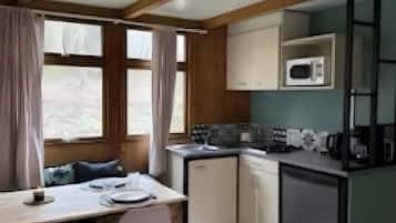 Jääkaappi, mikroaaltouuni, liesi, kahvin-/teenkeitin