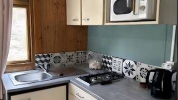 Jääkaappi, mikroaaltouuni, liesi, kahvin-/teenkeitin