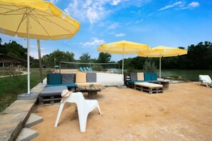 Property grounds - Chalet 'Guzet 4 Personnes 25' with Private Terrace, Private Garden and Wi-Fi (Bretagne-d'Armagnac)