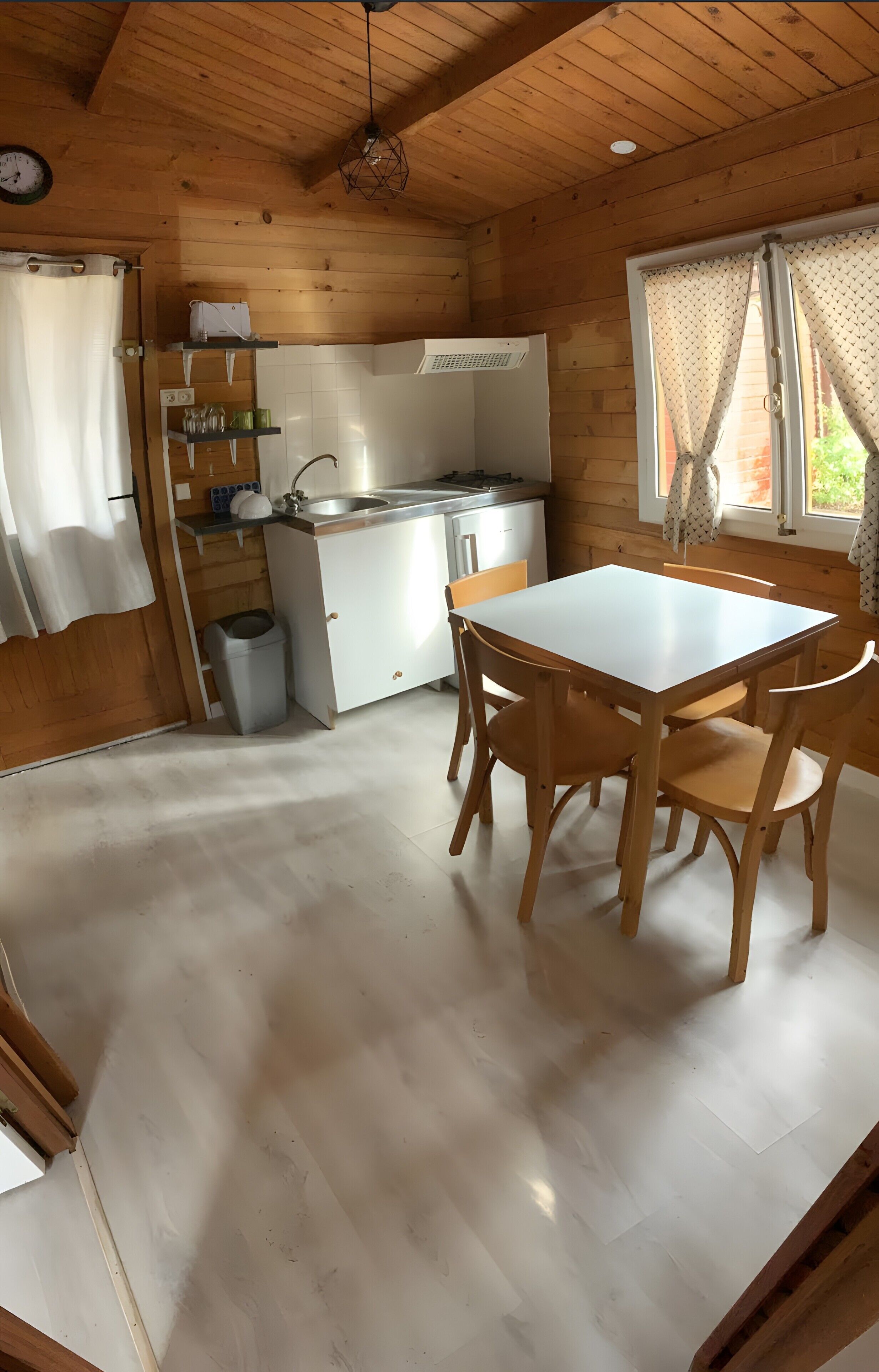 Kühlschrank, Mikrowelle, Herdplatte, Wasserkocher mit Kaffee-/Teezubehör