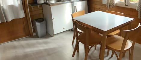 Refrigerador, microondas, parrilla de estufa y cafetera y tetera