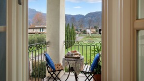 A balcony with a table, chairs, and a view of the countryside. - Villa 'La Provenzale' with Mountain Views, Wi-Fi and Air Conditioning (Camaiore)