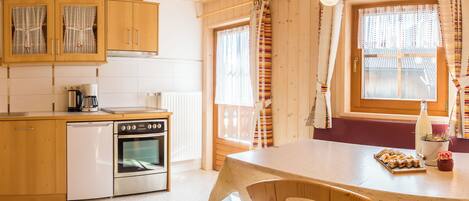 Frigorifero, forno, piano cottura, lavastoviglie