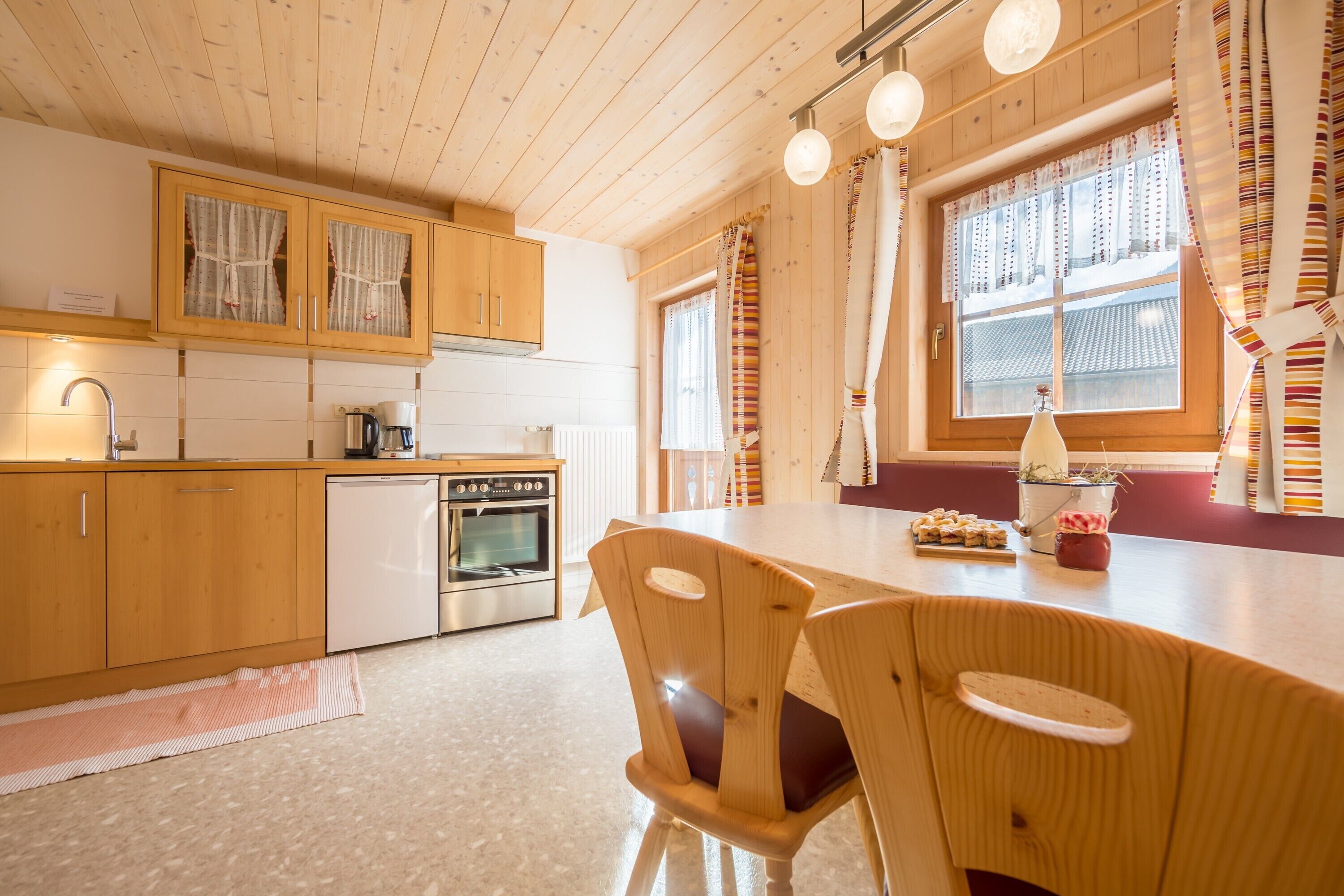 Køleskab, ovn, kogeplade, opvaskemaskine