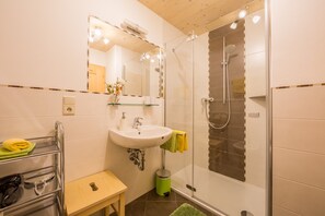 Suihku, hiustenkuivaaja, pyyhkeet