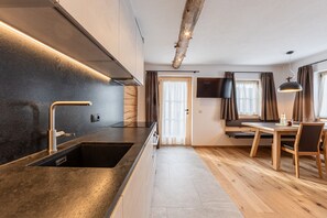 Fridge, oven, stovetop, dishwasher