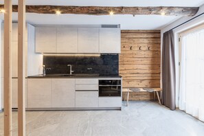 Frigorifero, forno, piano cottura, lavastoviglie