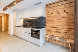 Fridge, oven, stovetop, dishwasher