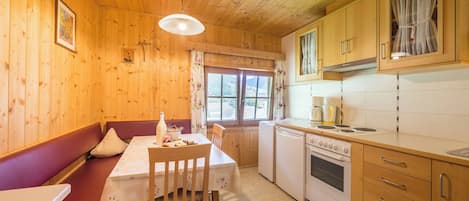 Réfrigérateur, un four, surface de cuisson, lave-vaisselle