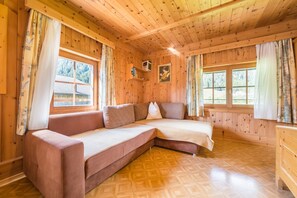 TV, ping pong - Apartment 'Obermarhof Apt Hörneggile' with Mountain View, Shared Garden and Wi-Fi (St. Martin Gsies)