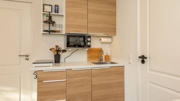 Réfrigérateur, micro-ondes, batterie de cuisine, vaisselle et ustensiles