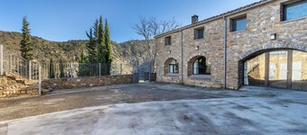 Guesthouse 'Rectoria De Claverol' with Mountain Views, Private Terrace and Wi-Fi