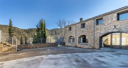 Guesthouse 'Rectoria De Claverol' with Mountain Views, Private Terrace and Wi-Fi