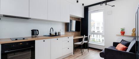 Fridge, oven, stovetop, dishwasher