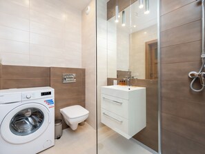 Shower, hair dryer, towels, soap - Manufaktura Deluxe Apartment (Lódz)