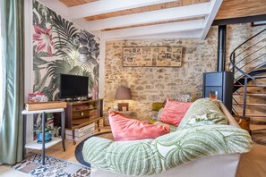 TV - Holiday Home 'L'étable 15kms Puy Du Fou' with Private Terrace and Wi-Fi (Pouzauges)