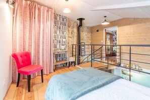 1 bedroom, iron/ironing board, free WiFi, bed sheets - Holiday Home 'L'étable 15kms Puy Du Fou' with Private Terrace and Wi-Fi (Pouzauges)