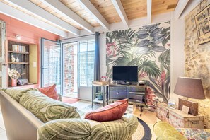 TV - Holiday Home 'L'étable 15kms Puy Du Fou' with Private Terrace and Wi-Fi (Pouzauges)