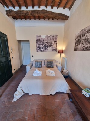 1 habitación, tabla de planchar con plancha, wifi gratis y ropa de cama 