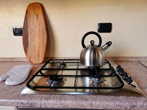 Jääkaappi, uuni, liesi, astianpesukone